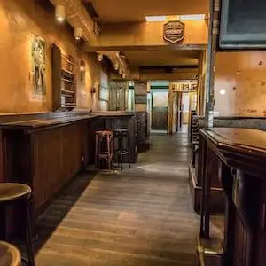Ocean Bar & Kneipe in Aachen – Separater Bereich in der Ocean Bar mit langer Holzwand zum Abstellen von Getränken