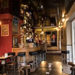 Kneipe & Bar Sowiso in Aachen – Stimmungsvolle Holztheke in der Sowiso Ocean Bar Aachen mit gemütlicher Atmosphäre