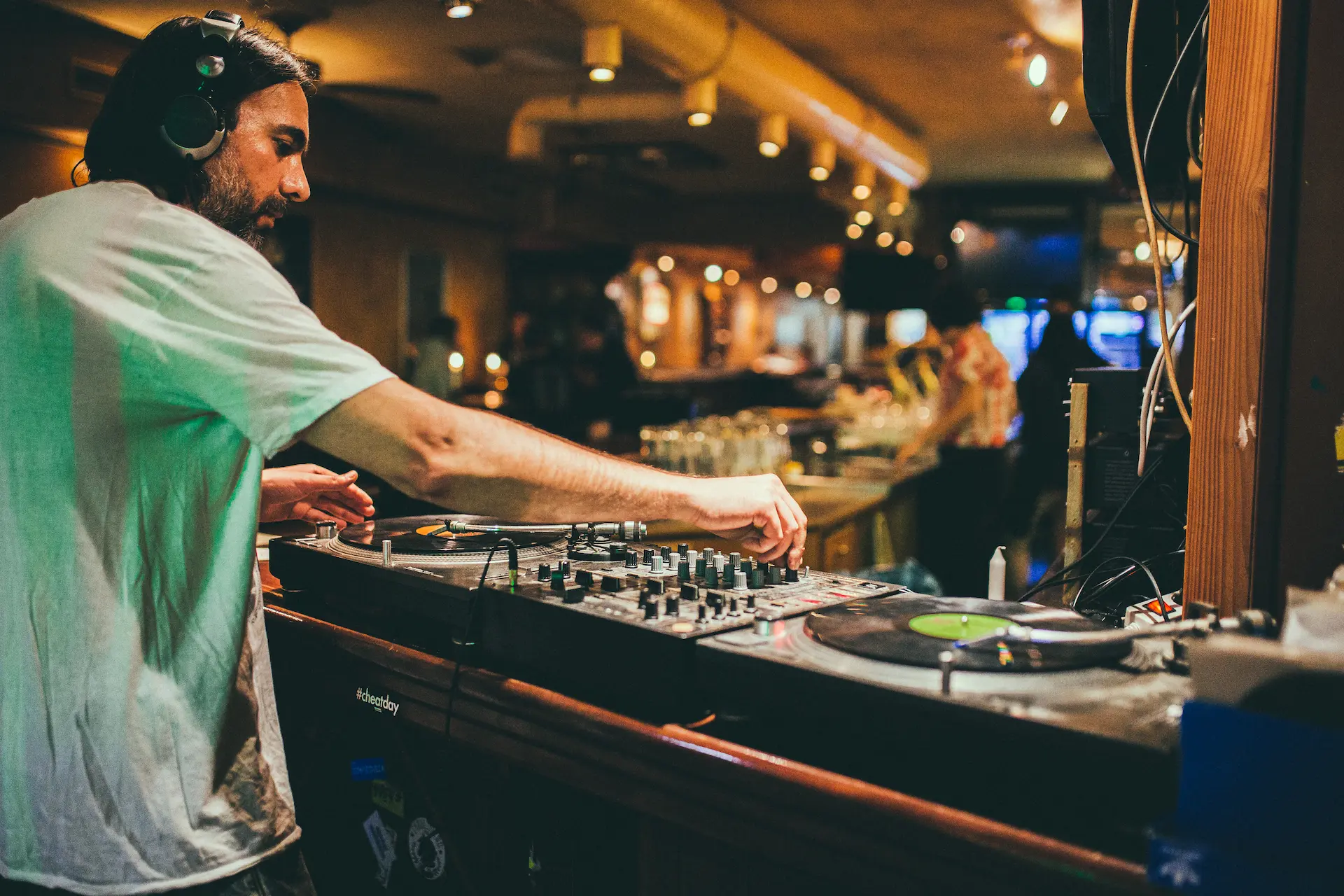 DJ legt Schallplatten auf in der Bar Sowiso Ocean in Aachen mit Audio-Mixer