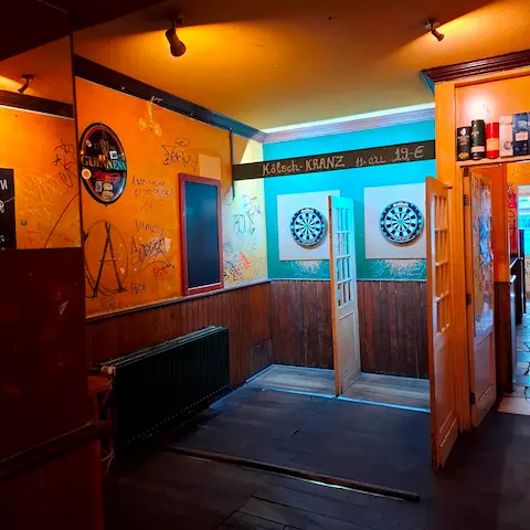 Zwei Dartscheiben an der Wand im Sowiso Ocean Bar in Aachen