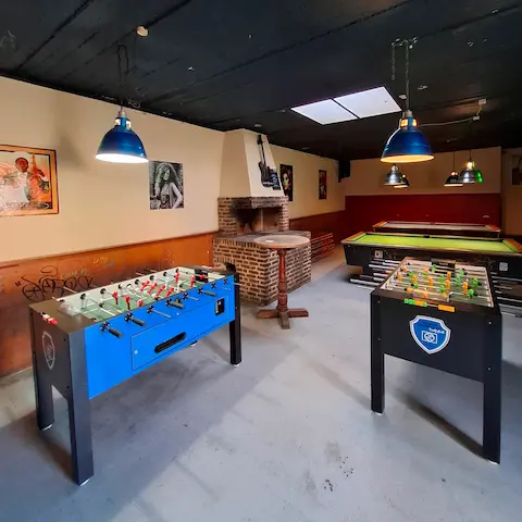 Professioneller Leonhart-Kickertisch im Sowiso Ocean Bar Aachen – seitliche Ansicht