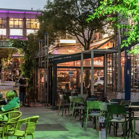 Ocean Bar & Kneipe in Aachen – Außenbereich mit vielen Sitzplätzen und Tischen