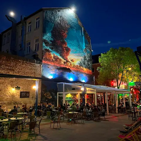 Bar & Kneipe Ocean in Aachen – Terrasse bei Nacht mit großem Wandbild der Meeresschildkröte